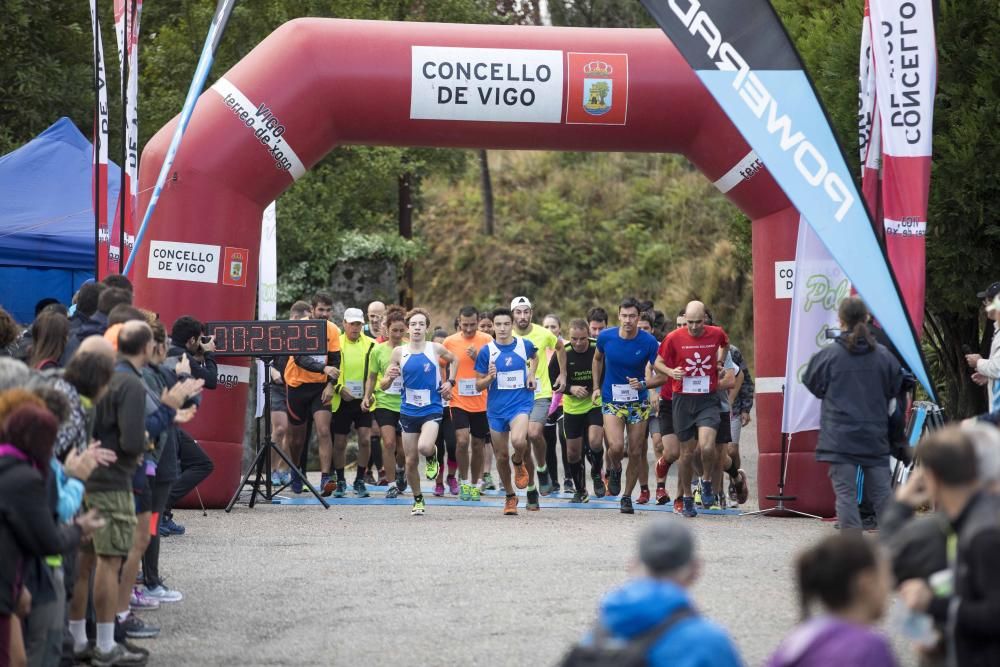 Más de medio millar de personas se citaron esta mañana en Coruxo para recorrer la zona quemada en octubre de 2017.