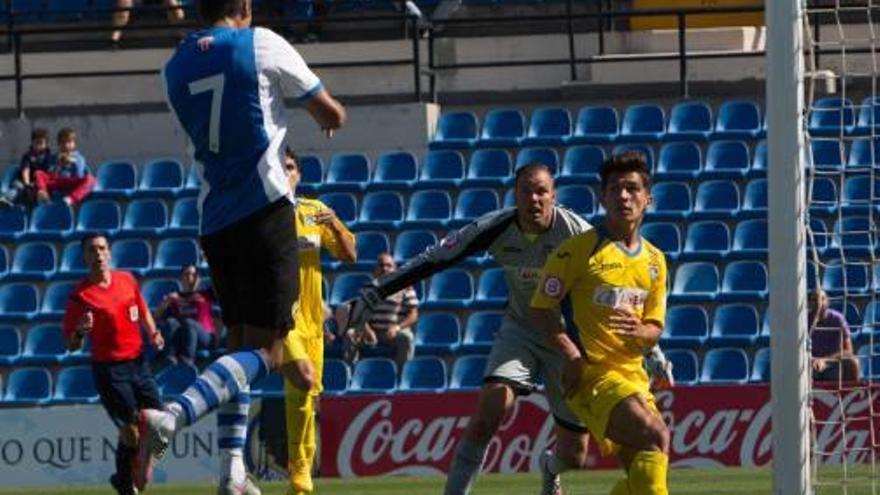 Nieto cabecea a la red el único gol del partido.