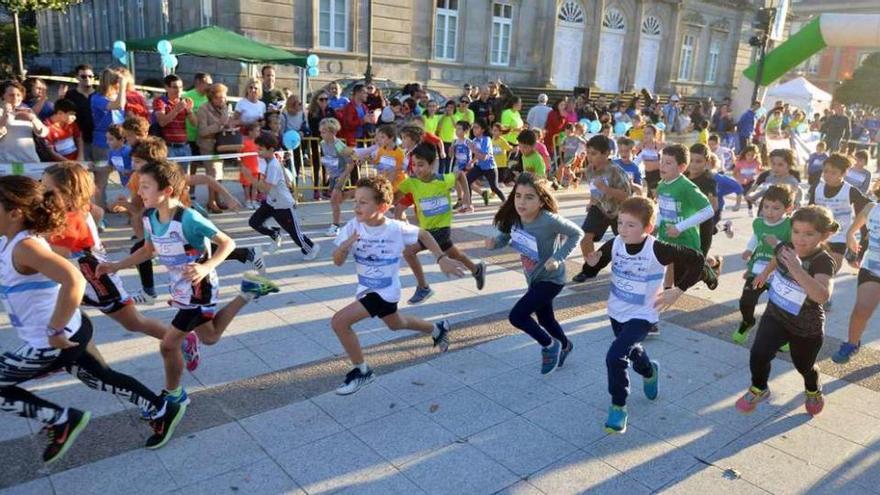 Varios niños participantes, en el paseo de Montero Ríos. // G. Santos