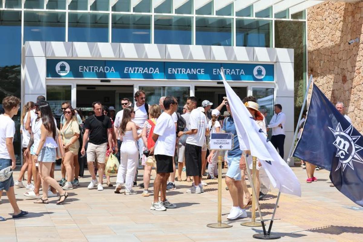 Turistas en la entrada de la terminal de es Botafoc