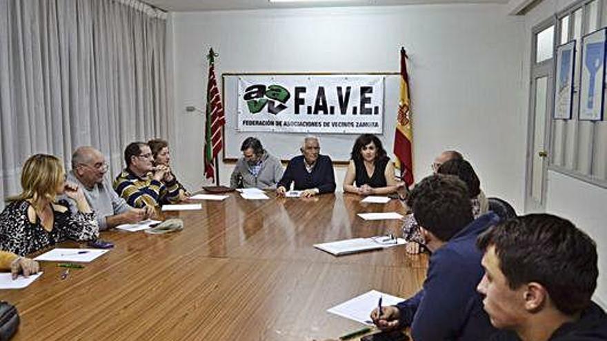 Reunión en la sede de la federación vecinal Faveza.