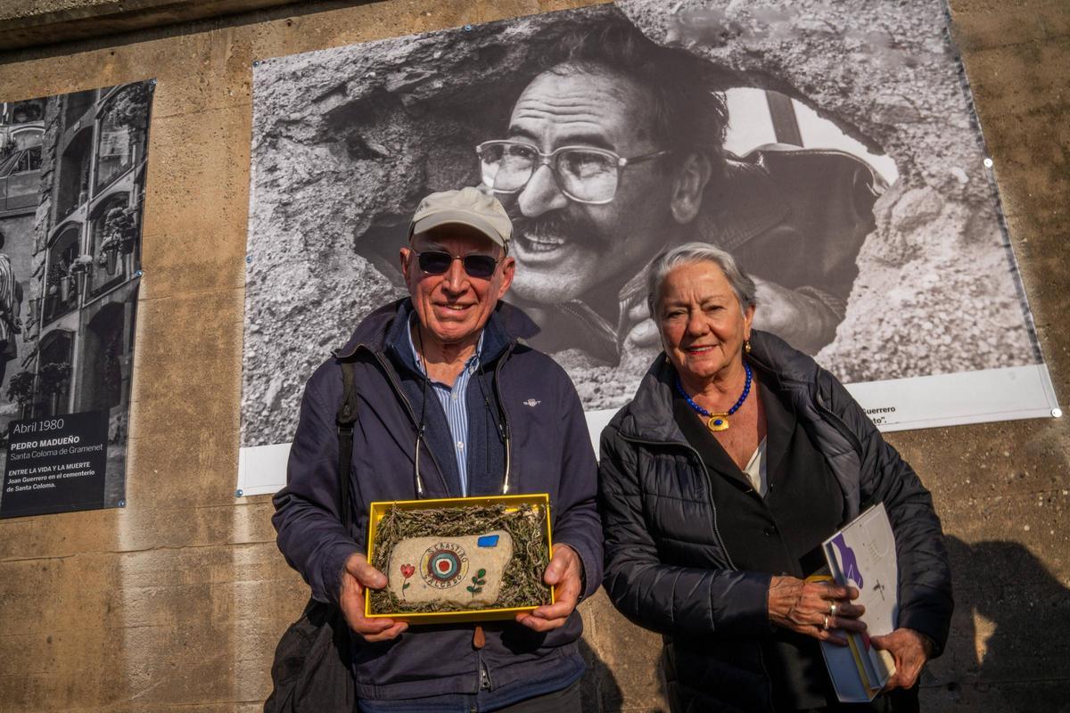 El fotógrafo Sebastiao Salgado y su mujer, Lélia Wanick. Catalunya Mirades Solidàries ha celebrado un homenaje póstumo al fotógrafo Joan Guerrero en Santa Coloma de Gramenet. La asociación ha inaugurado una exposición de Guerrero en el Parc Fluvial del Besòs y ha entregado el I Premio Joan Guerrero al fotógrafo brasileño Sebastiao Salgado. El fotógrafo Sebastiao Salgado y su mujer, Lélia Wanick. Catalunya Mirades Solidàries ha celebrado un homenaje póstumo al fotógrafo Joan Guerrero en Santa Coloma de Gramenet. La asociación ha inaugurado una exposición de Guerrero en el Parc Fluvial del Besòs y ha entregado el I Premio Joan Guerrero al fotógrafo brasileño Sebastiao Salgado.