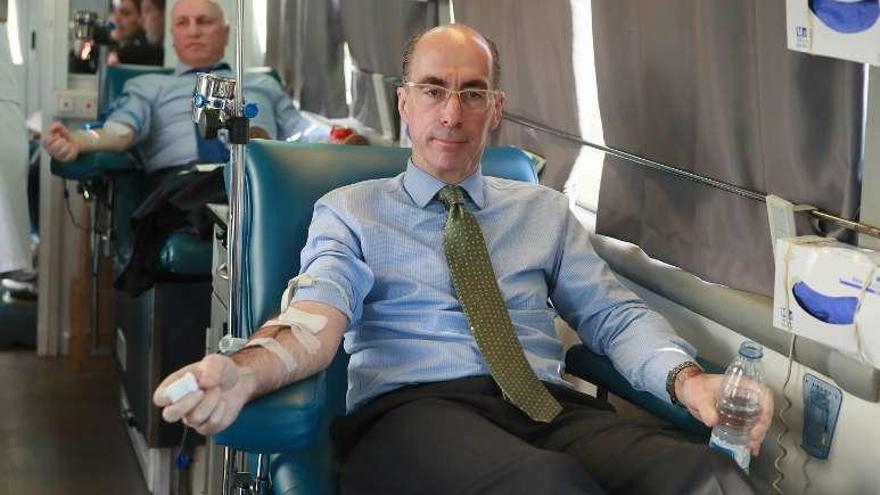 Jesús Vázquez Almuiña, ayer, donando sangre. // Xoán Álvarez