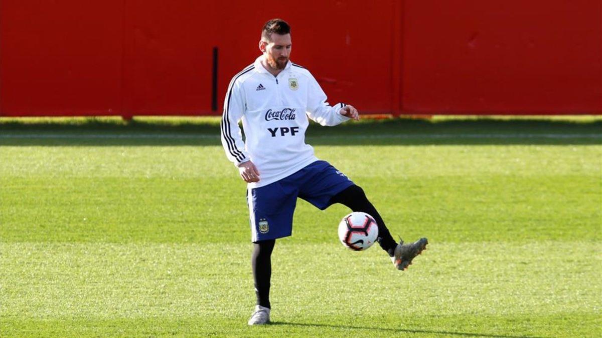 Leo Messi se entrena con la selección argentina en la concentración de Mallorca