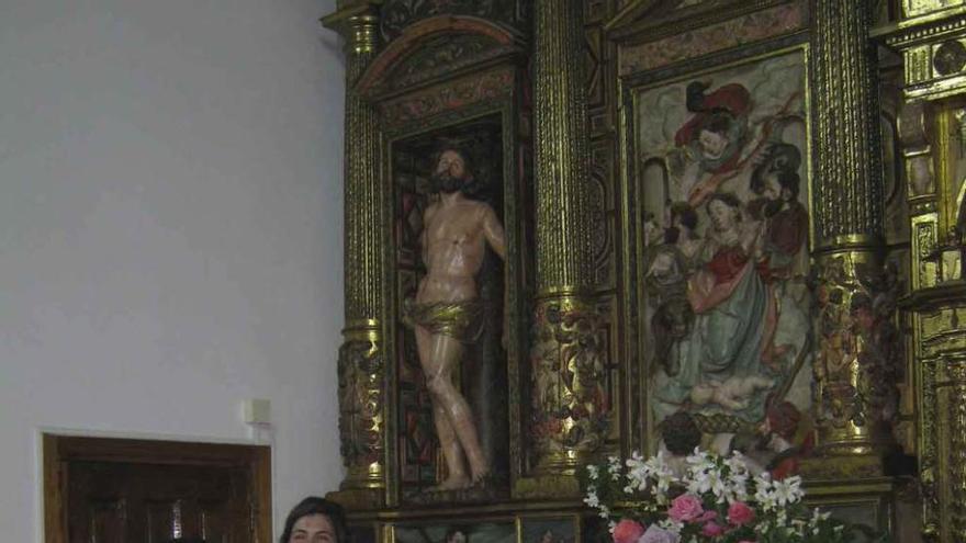 Religiosas posan junto al retablo de la iglesia del convento.