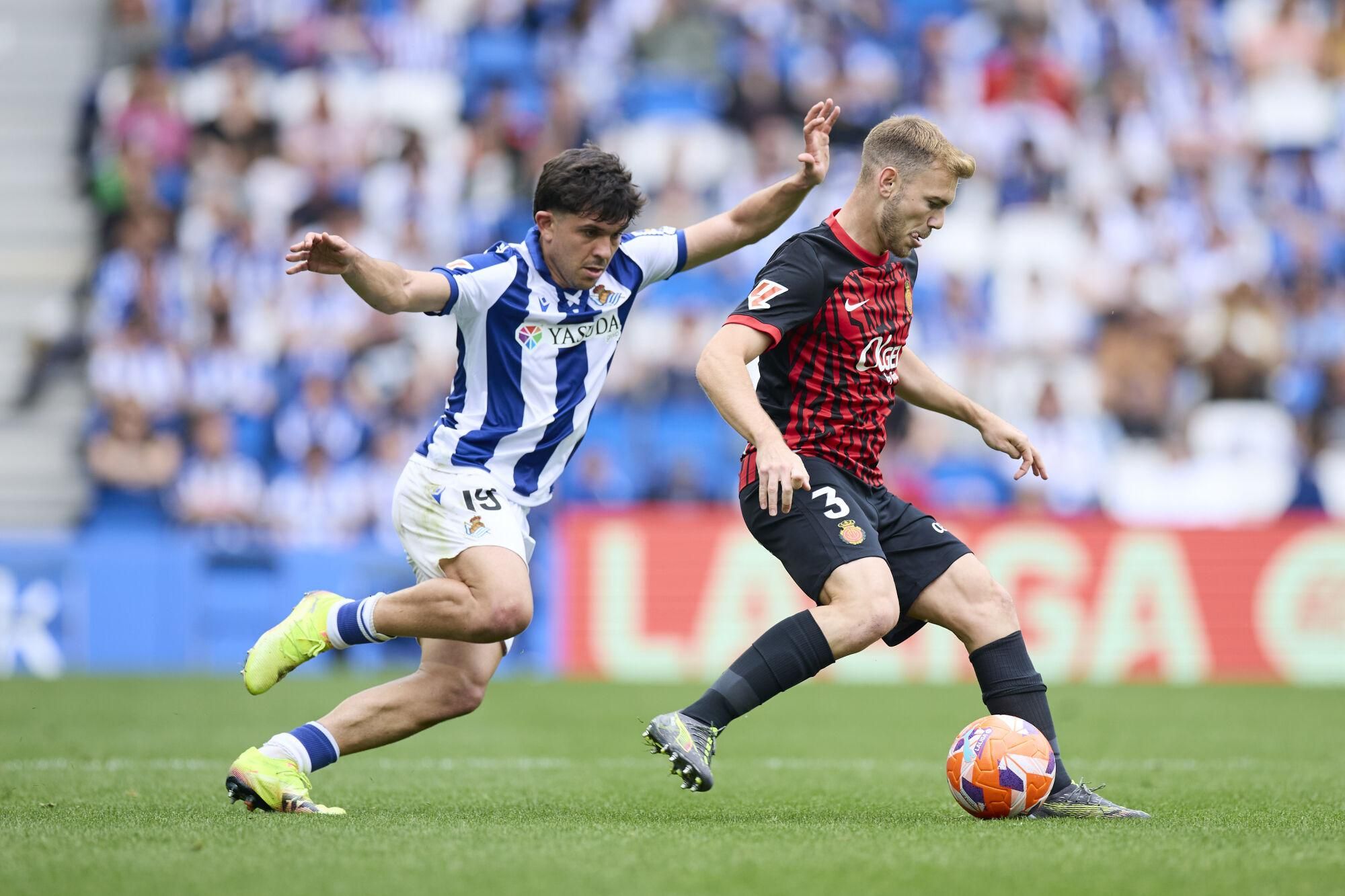 Jon Aramburu of Real Sociedad competes for the ball with Toni Lato of RCD Mallorca during the LaLiga EA Sports match between Real Sociedad and RCD Mallorca at Reale Arena on April 12, 2025, in San Sebastian, Spain. AFP7 12/04/2025 ONLY FOR USE IN SPAIN. Ricardo Larreina / AFP7 / Europa Press;2025;SPAIN;SPORT;ZSPORT;SOCCER;ZSOCCER;Real Sociedad v RCD Mallorca - La Liga EA Sports;