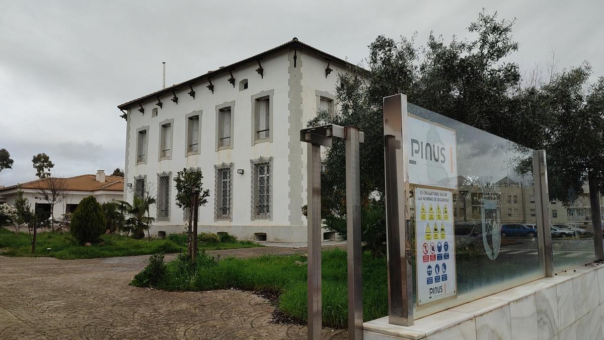 Cartel que anuncia las obras del centro sociosanitario para dependientes y grandes dependientes de Peñarroya-Pueblonuevo.
