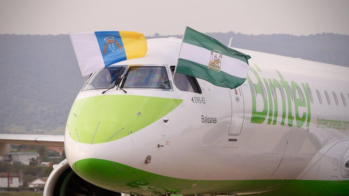 Un avión de Binter, en el aeropuerto de Córdoba.