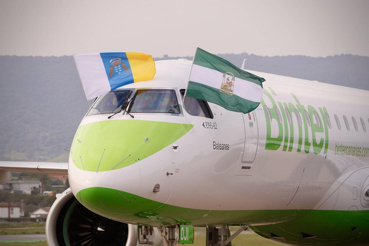 Aeropuerto de Córdoba Binter presenta sus vuelos directos entre Córdoba y Canarias. Avión, pasajeros, maletas