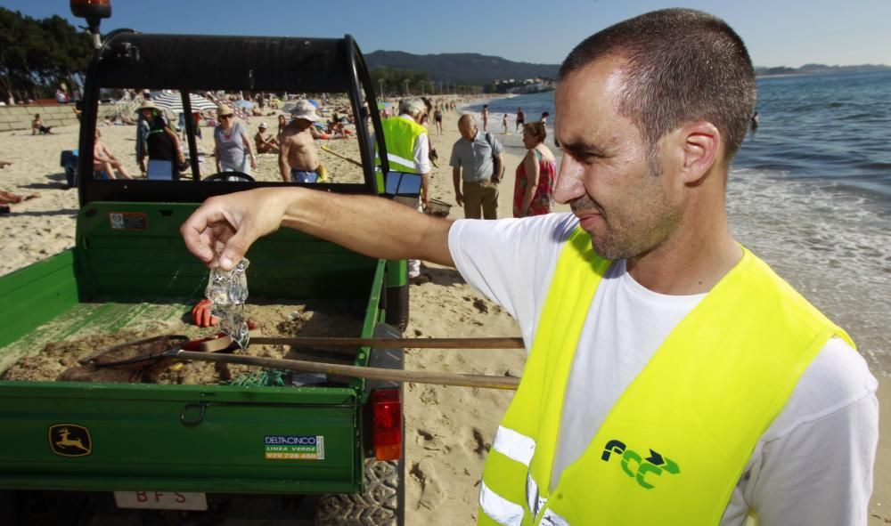 Plaga de medusas en la playa de Samil