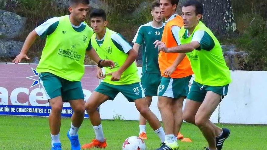 Álex Arias, a la izquierda, durante el entrenamiento del Coruxo en la tarde de ayer en Baiona. // J.A.D.