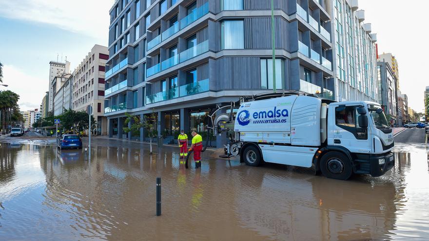 Rotura de una tubería junto a Casino Las Palmas y el hotel Lumm