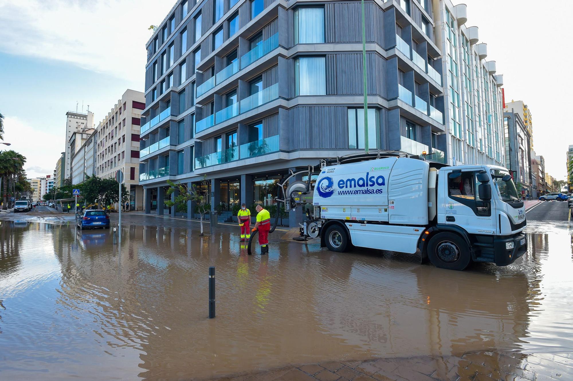 Rotura de una tubería junto a Casino Las Palmas y el hotel Lumm