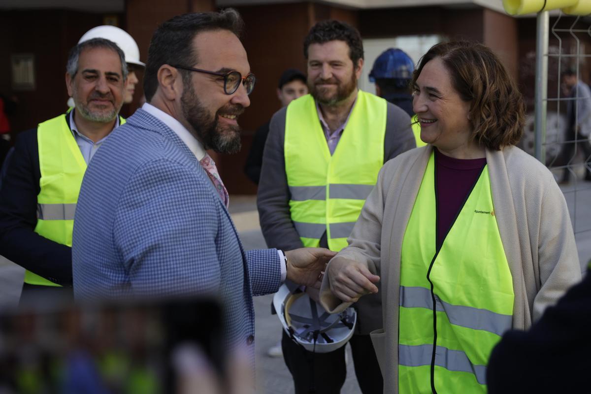 El tranvía avanza por la Diagonal entre Glòries y Verdaguer