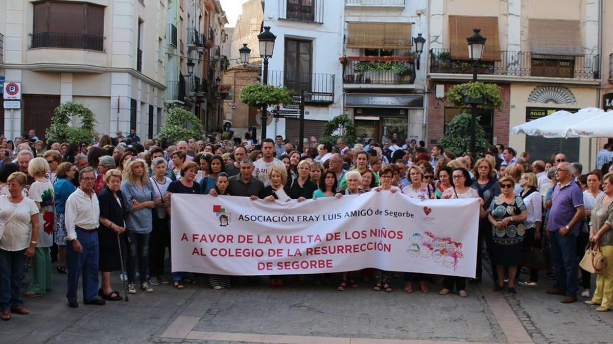 Imagen de archivo de una manifestación en Segorbe para pedir la reapertura del Colegio de la Resurrección. /  RAFAEL MARTÍN