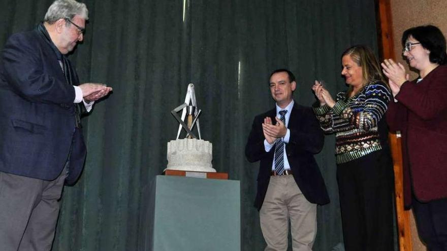 Fontoira recibe la estatua del homenaje, con Agís, Silva y Corrochano. // G.Santos