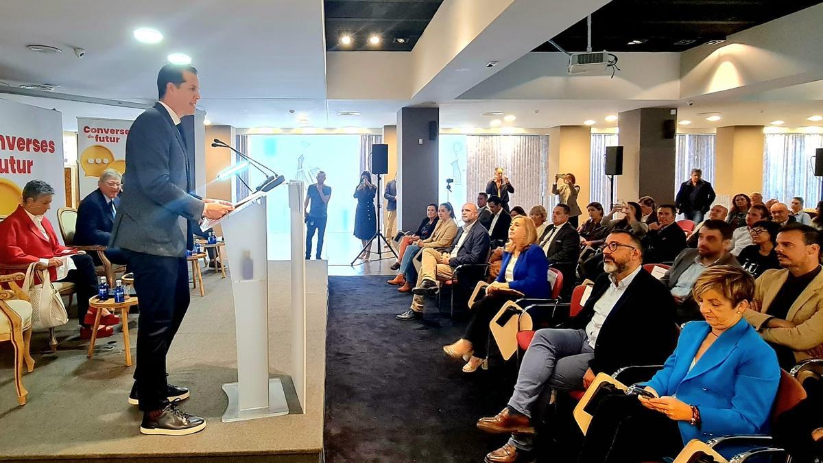 Participantes en &quot;Converses de futur&quot; en el Museo del Calzado de Elda.