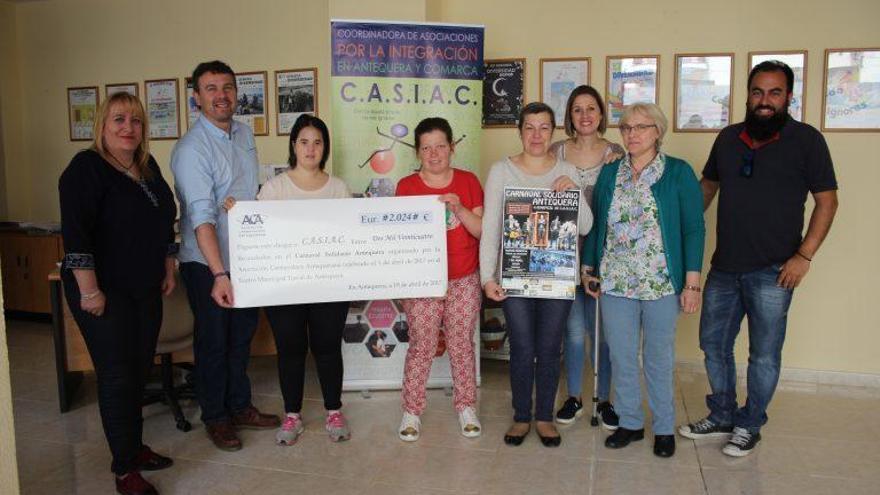 Entrega del cheque con lo recaudado para CASIAC en el Carnaval Solidario de Antequera.