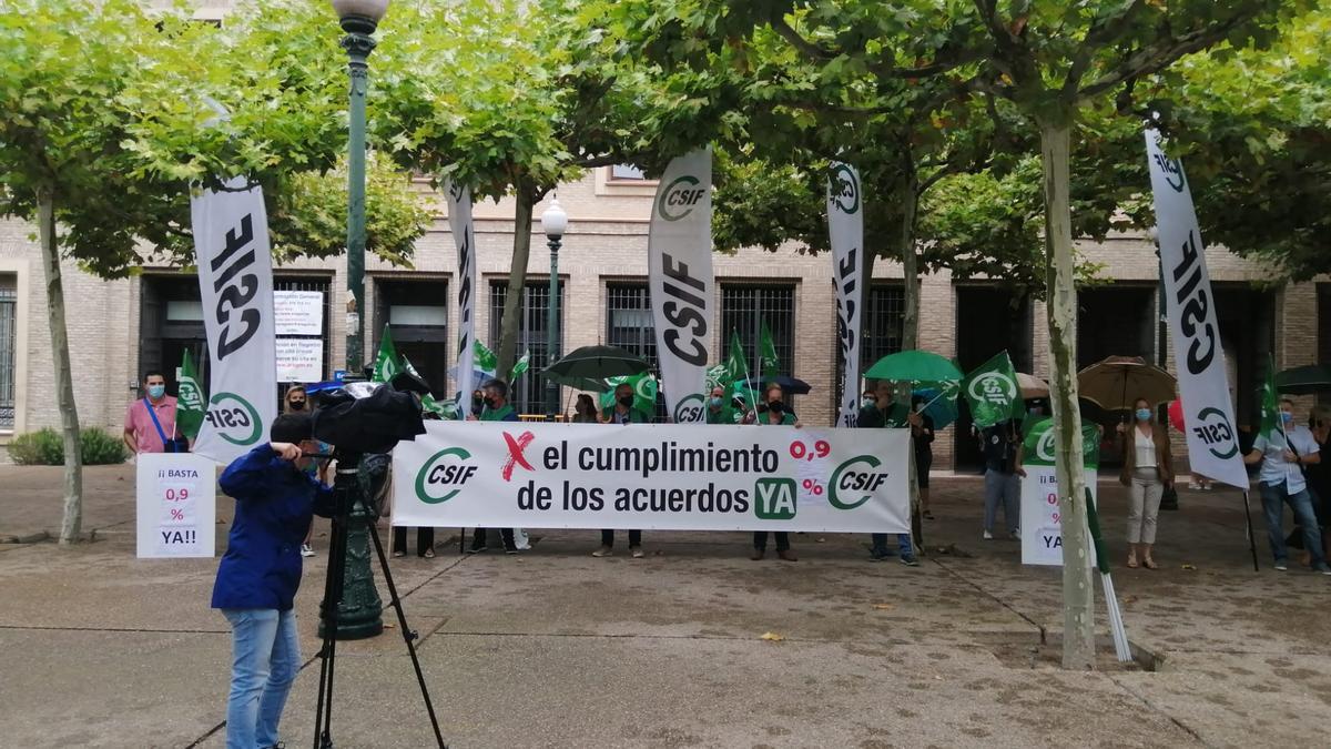 Protesta de algunos funcionarios ayer a las puertas del Pignatelli.