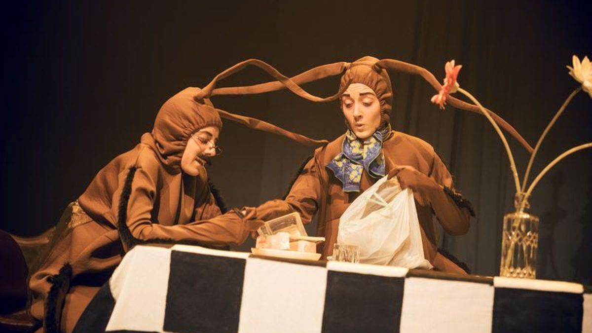 Turistas, cucarachas y gentrificación en el Gòtic: 'Hi, I'm Steven', teatro hecho con los vecinos del barrio