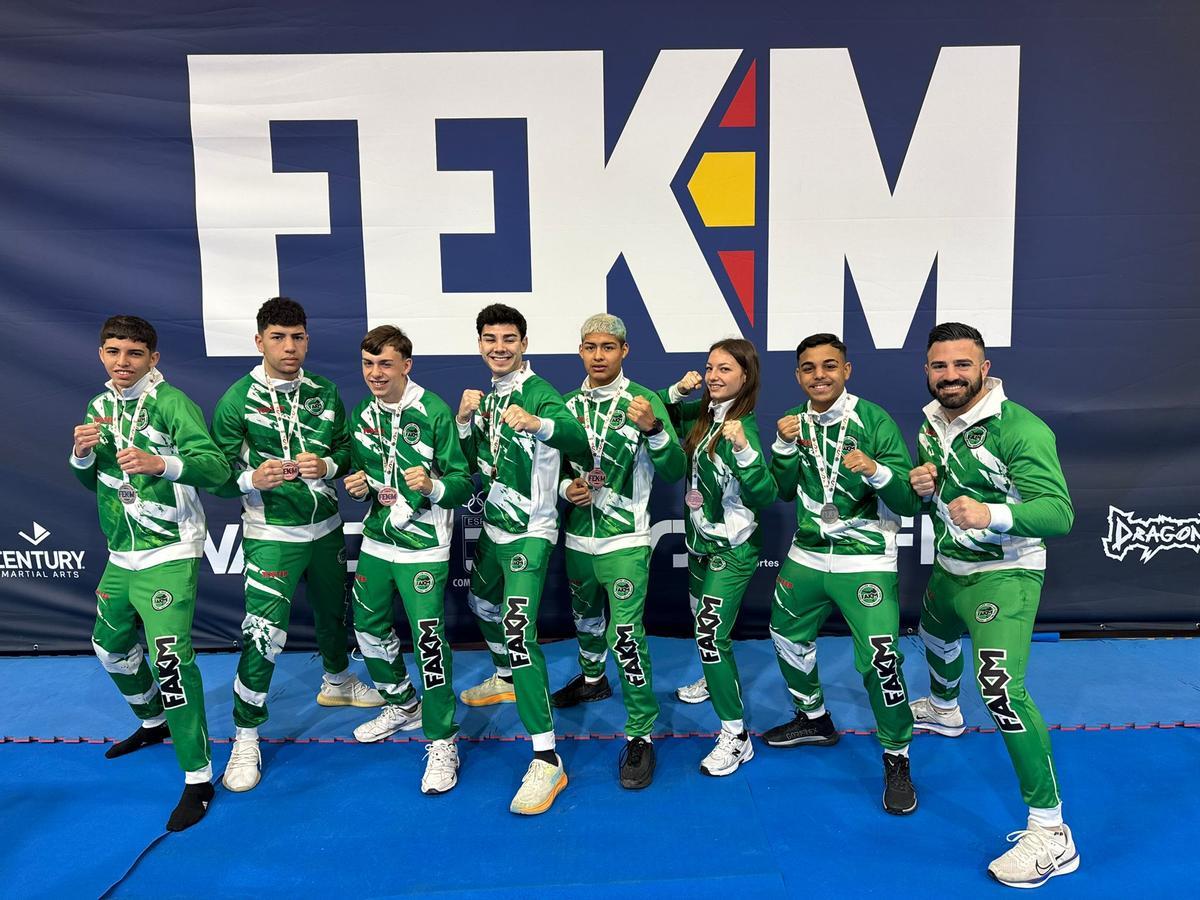 Luchadores cordobeses del Ponce Team y seleccionador que integraron la selección andaluza de kick boxing.