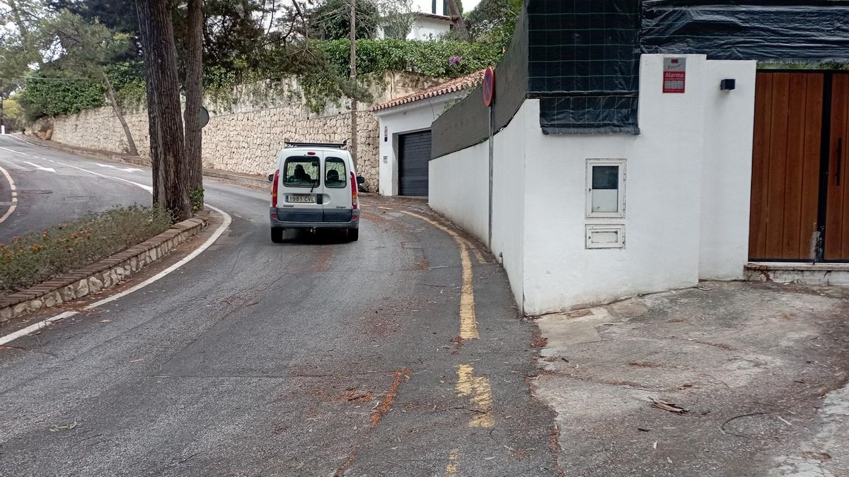 El peatón se juega el tipo con este muro sin retranquear en una curva de la avenida de San Antón, en Pinares de San Antón.
