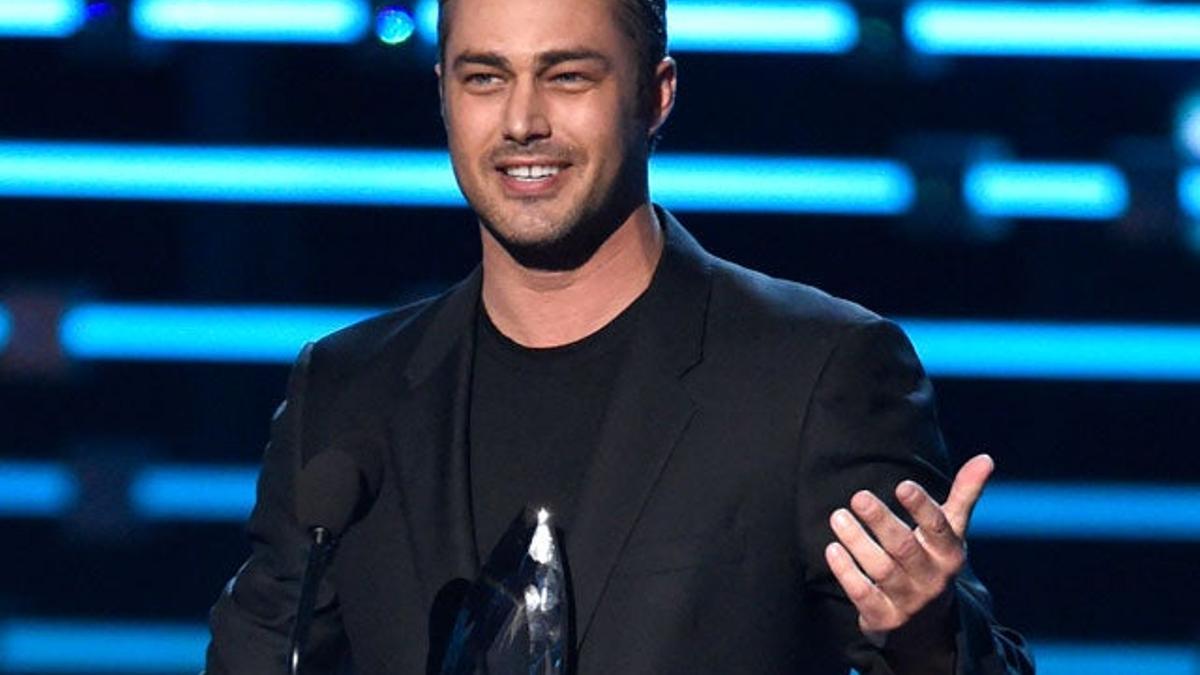 Taylor Kinney tiene bonitas palabras para Lady Gaga al recoger un premio