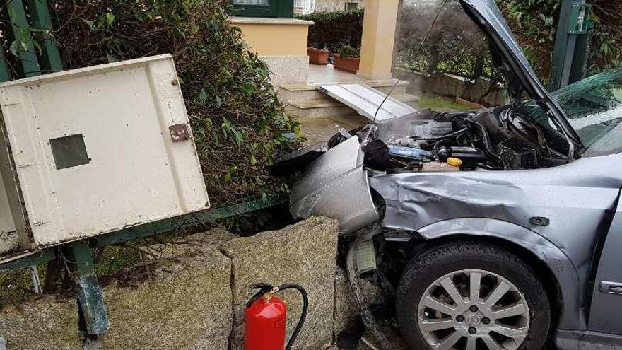 Un coche se empotra contra un muro al rebotar tras colisionar con otro