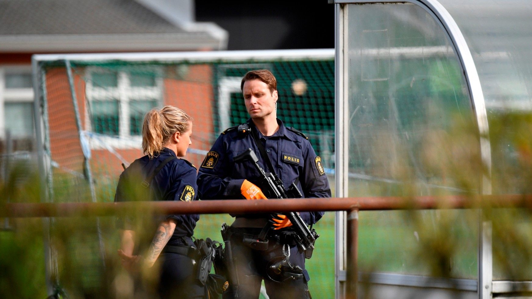 Policías en el colegio sueco de Eslov, este jueves.