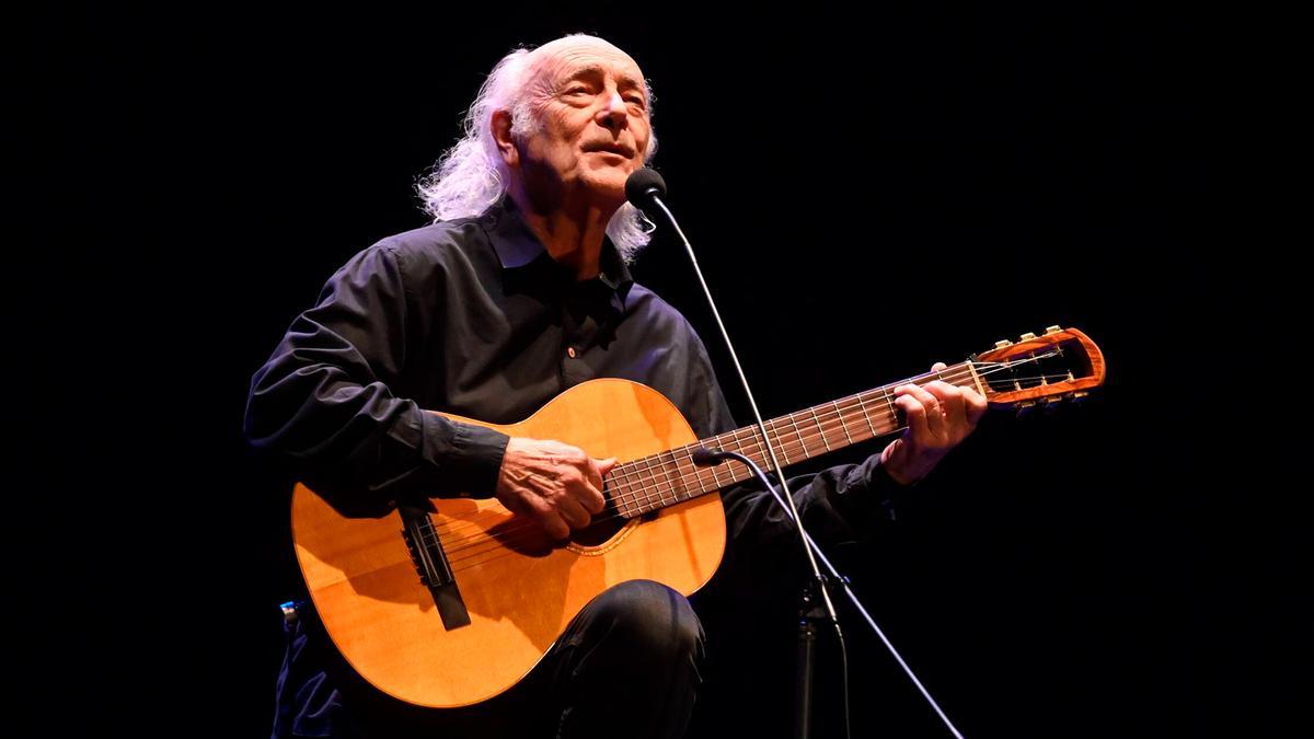 Amancio Prada, durante un concerto.