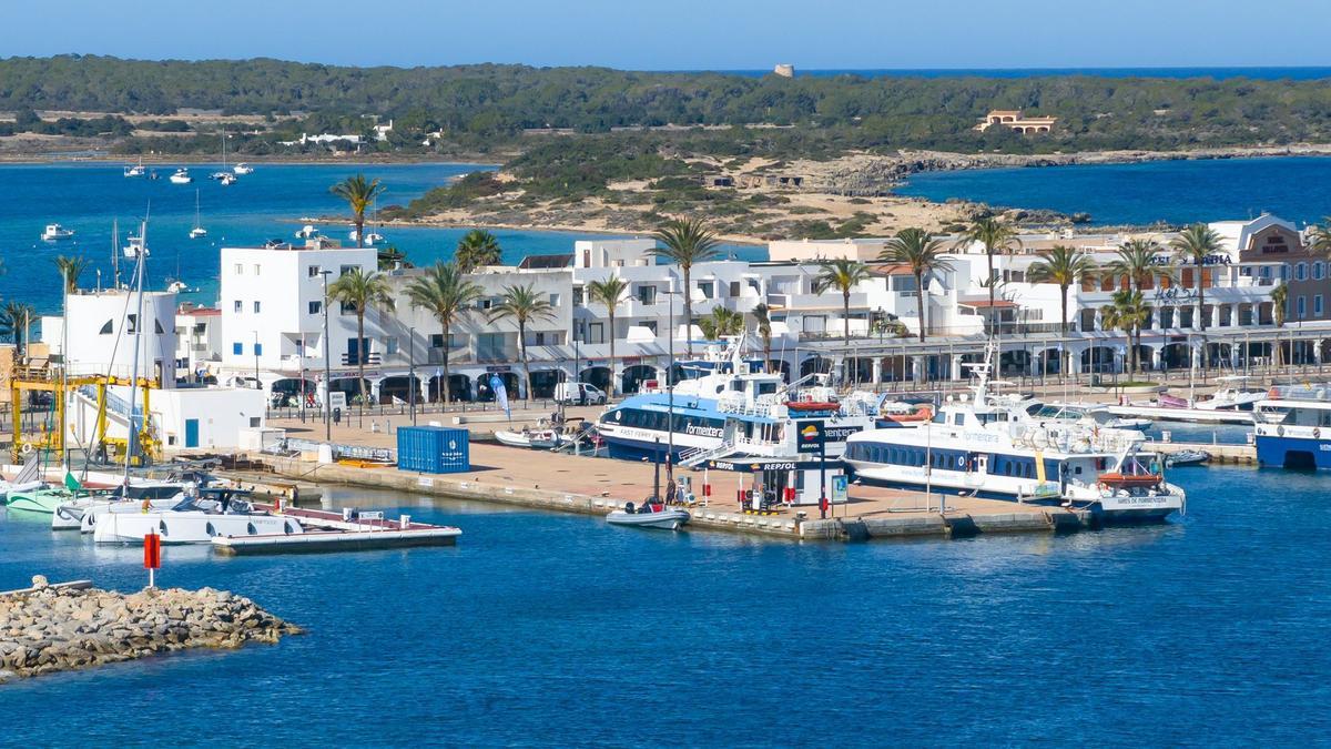 Vista parcial del puerto de la Savina