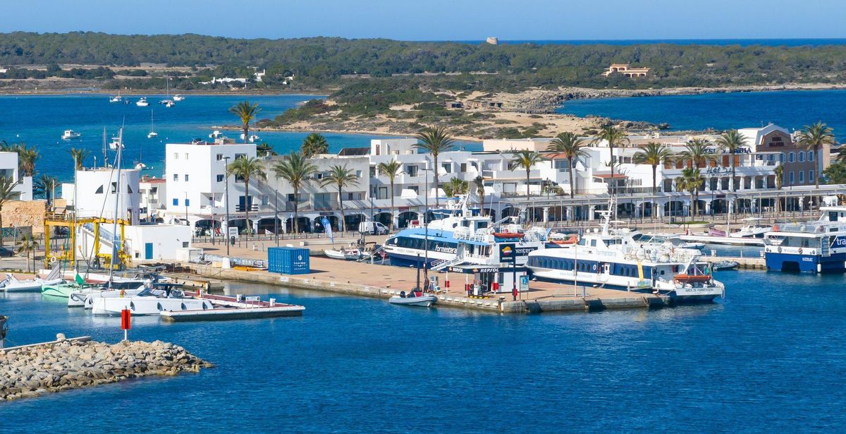 Herida grave una mujer que viajaba en moto con su hijo en Formentera