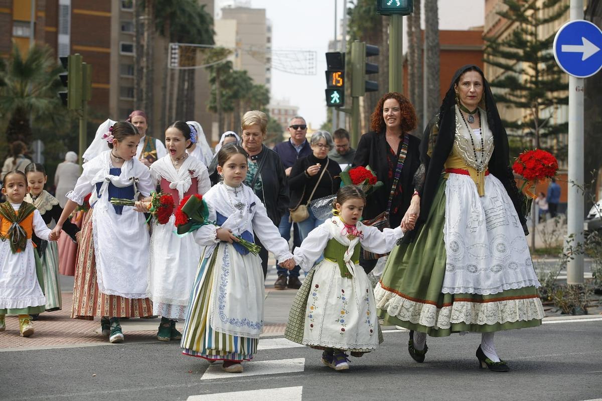 Varias generaciones de 'castelloneras' durante la ofrenda de este sábado