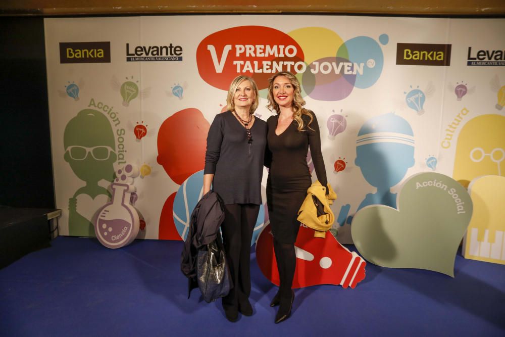 Los invitados posan en el photocall de los premios Talento Joven CV.