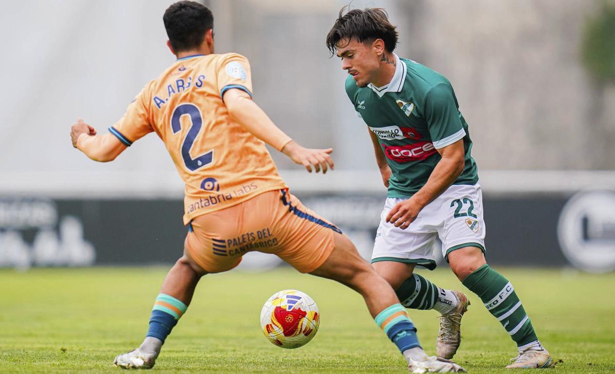 Xavi Cidre, del Coruxo, conduce el balón durante un partido del equipo vigués en O Vao. | PEDRO MINA