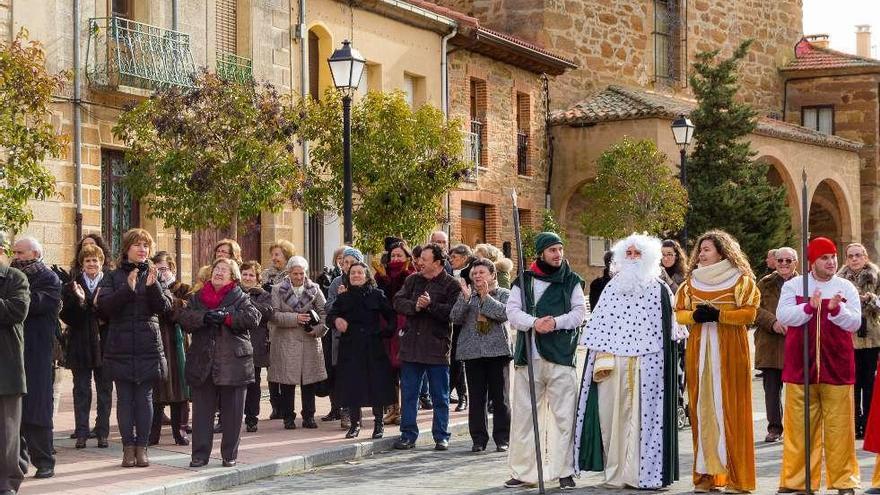 La comitiva en la plaza de Tábara, a las puertas del templo.