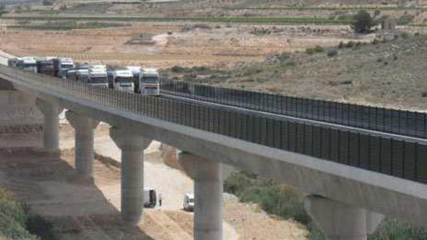 Imagen de la prueba de carga en el viaducto sobre el río Vinalopó en Aspe.