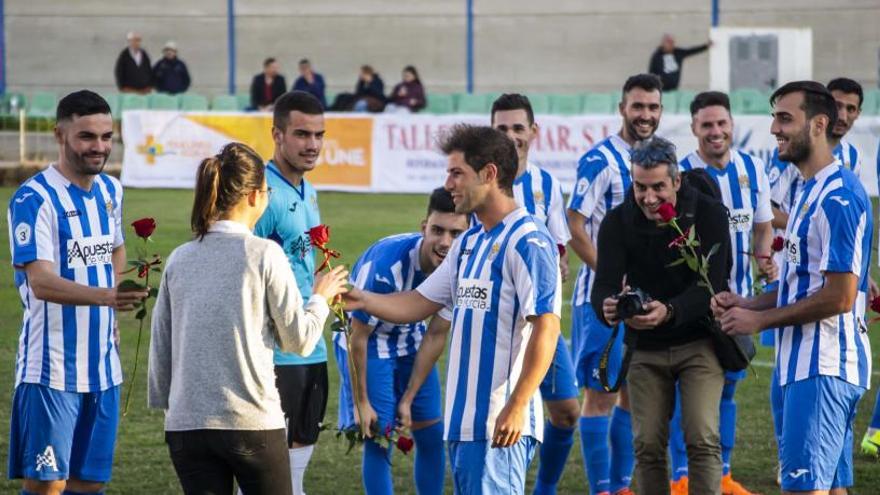 Un jugador del Águilas le pide matrimonio a su novia antes del partido