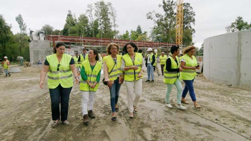 Responsables municipales y autonómicos durante una visita a las obras