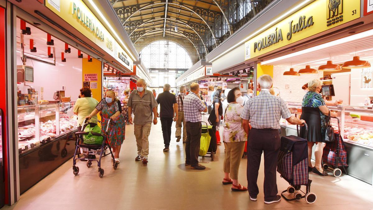Zaragozanos haciendo la compra en el Mercado Central