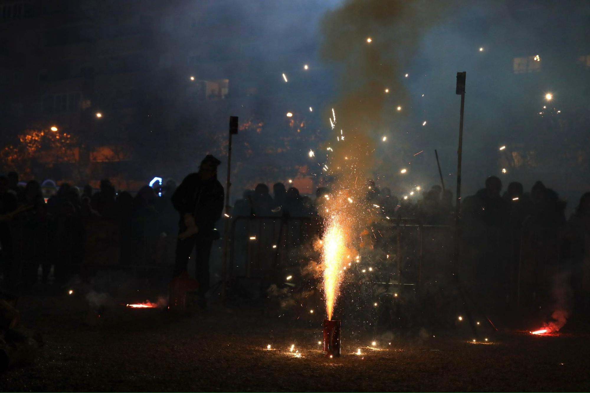 EN IMÁGENES | El Arrabal celebra su hoguera de San Antón