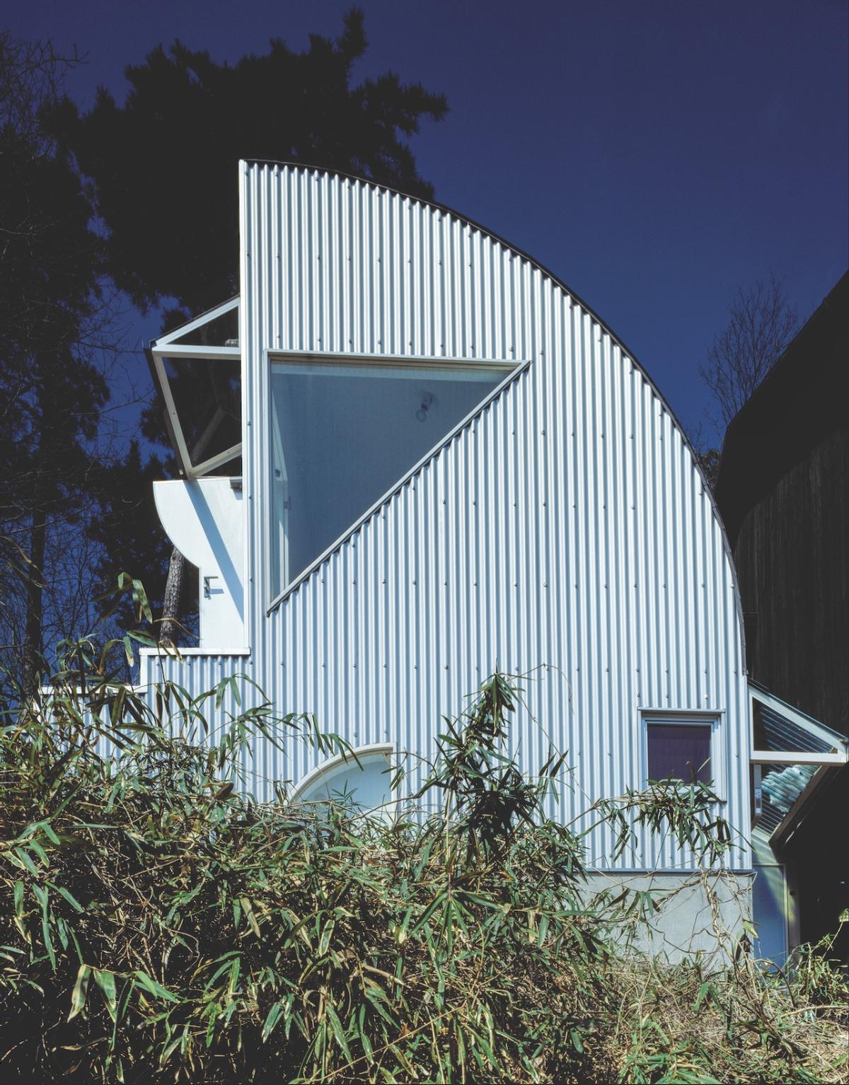 La casa del propio Shinohara, radicalmente distinta por fuera y por dentro.