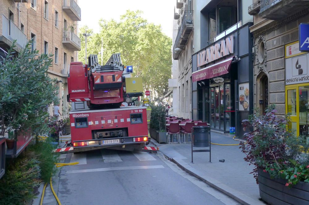 El carrer Monturiol tallat l'endemà de l'incendi