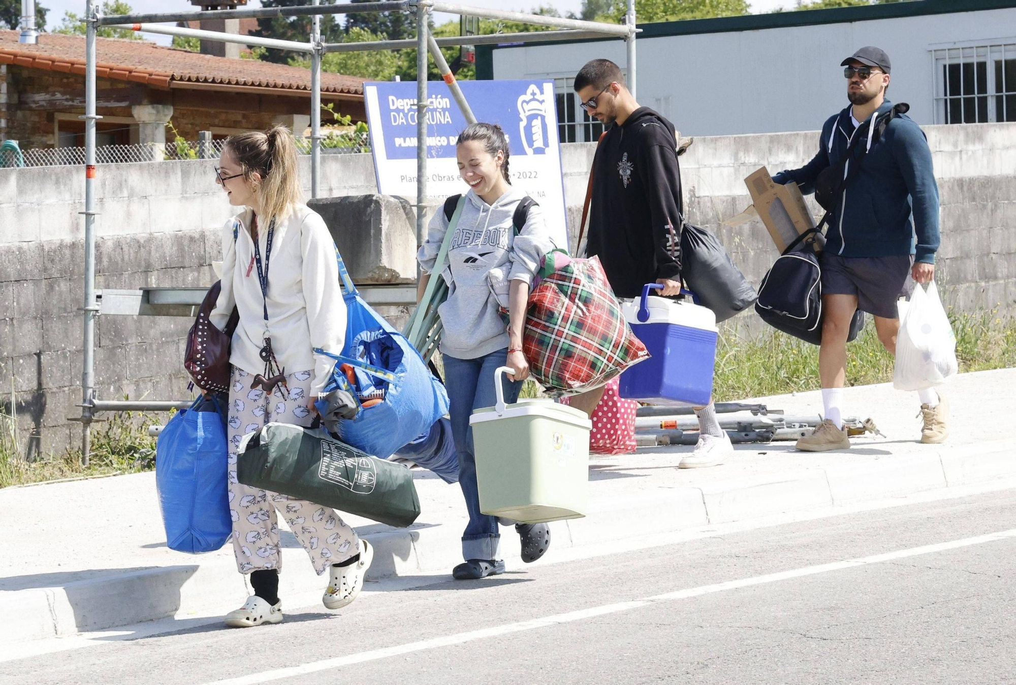 Vuelta a la realidad, paso a paso y mochila a cuestas: los campistas abandonan el Monte do Gozo