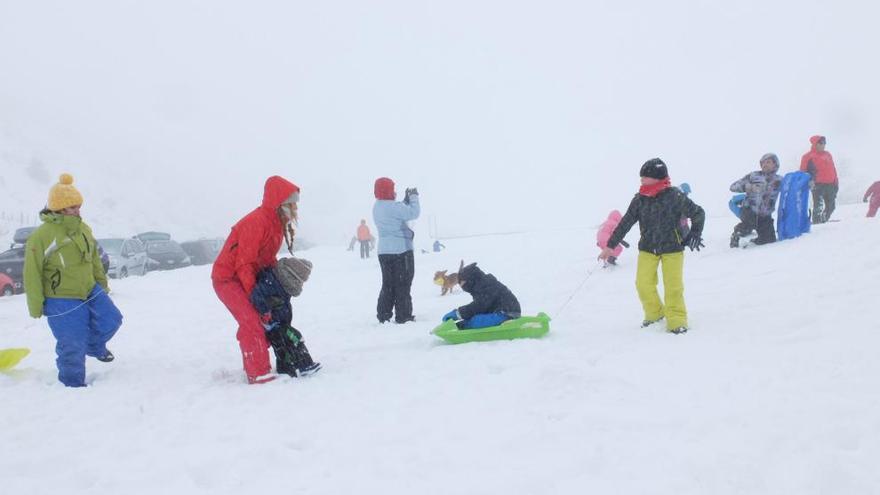 Casi 2.000 esquiadores hicieron uso de las estaciones de esquí del Principado a pesar del mal tiempo