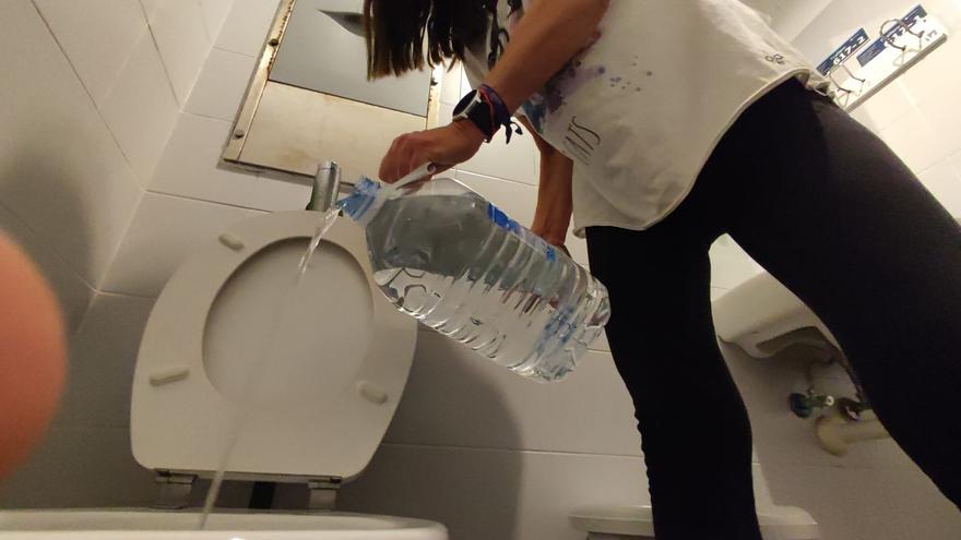 Garrafas para los pacientes de una torre del Hospital de Alicante por cortes de agua