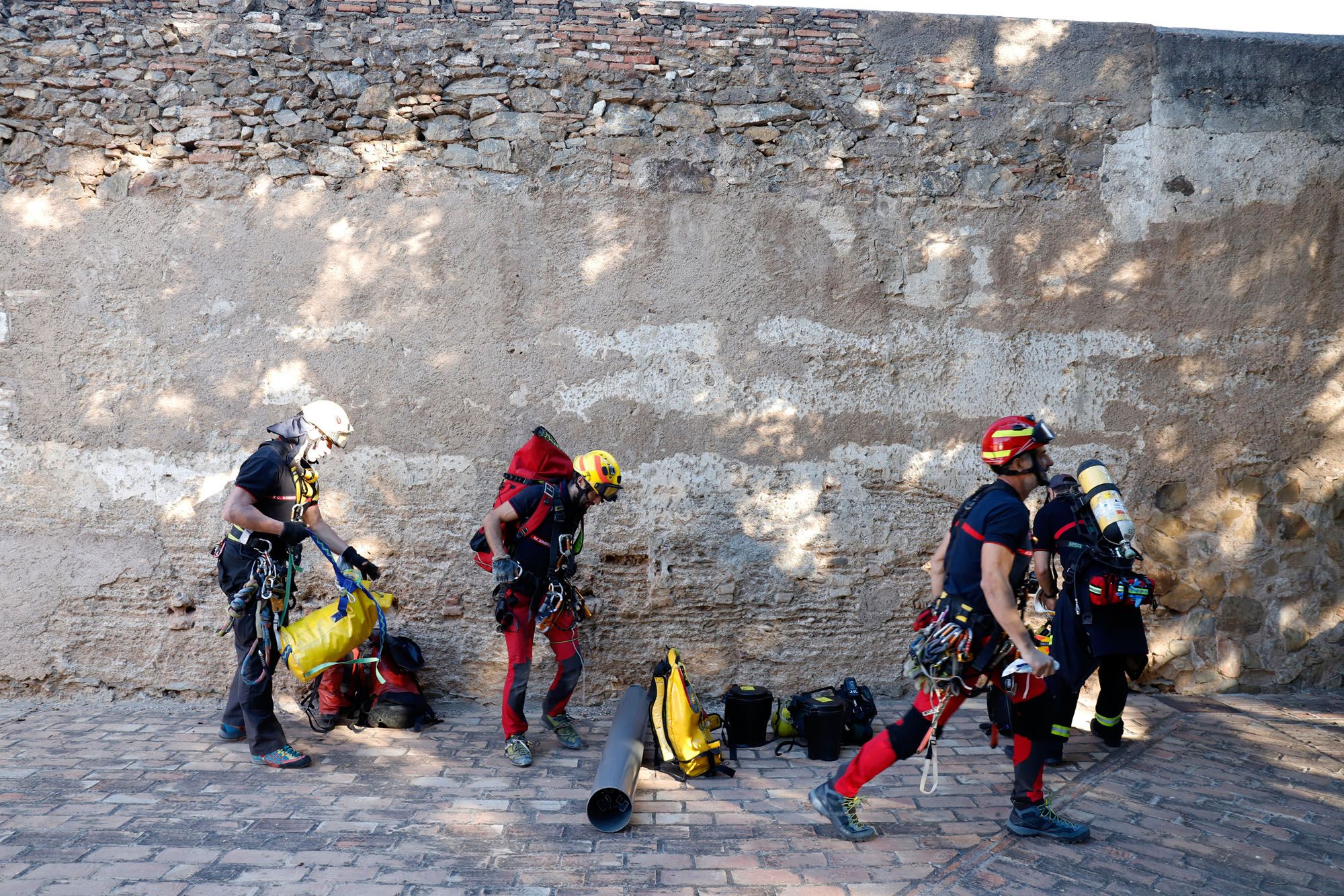 Los bomberos inspeccionan dos pozos en la Alcazaba y Gibralfaro. Foto: Álex Zea
