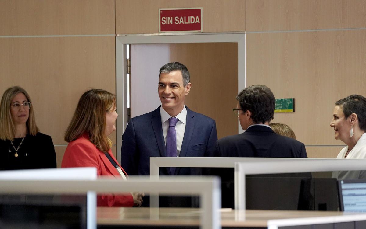 Pedro Sánchez, presidente del Gobierno, visita el centro de atención telefónica y telemática de la Seguridad Social, con motivo del quinto aniversario del Ingreso Mínimo Vital, IMV.