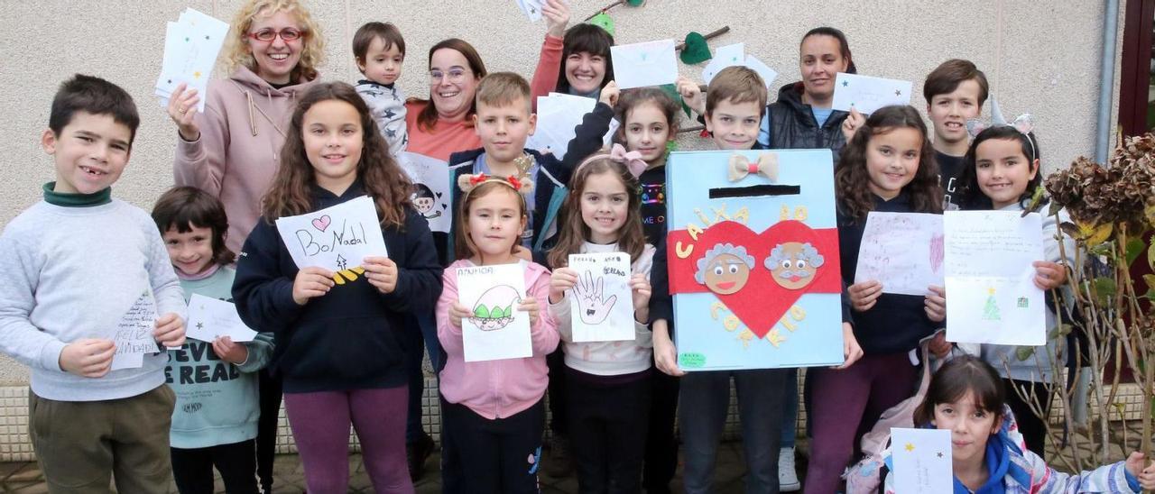 Alumnos del CEIP Sárdoma- Moledo, con las cartas.