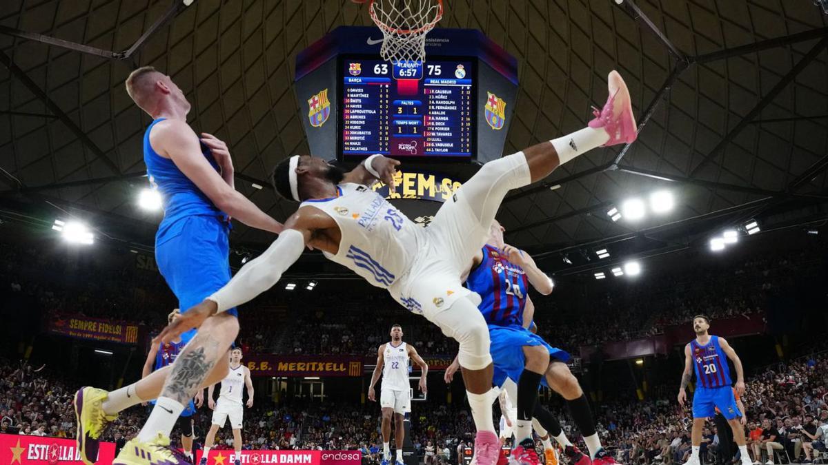 El madridista Yabusele lluita per un rebot amb el blaugrana Sanli. | EFE